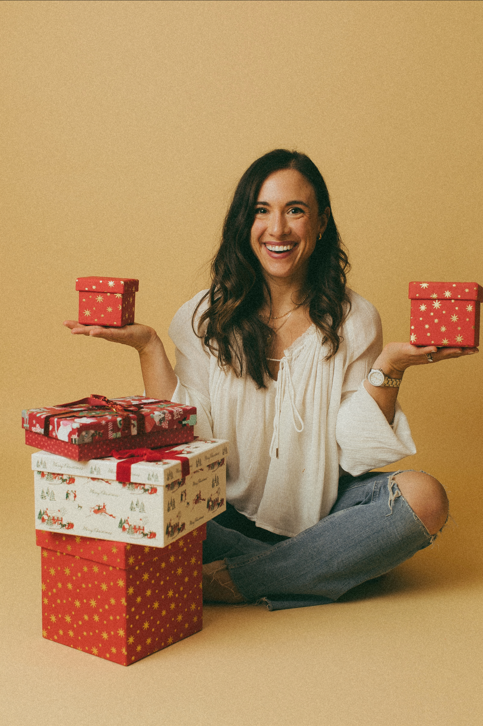 Ana smiling straightforward holding gifts
